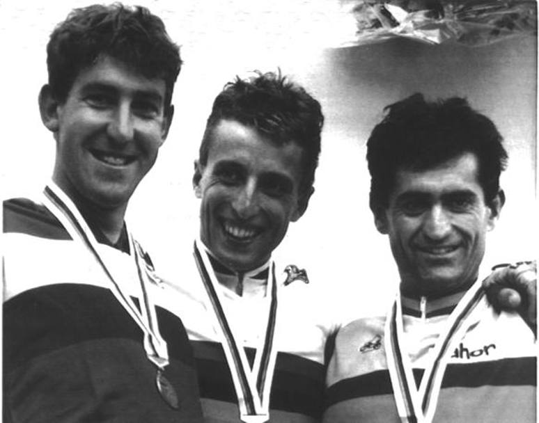 Maurizio Fondriest, al centro della foto, campione mondiale in linea a Renaix nel 1988. A sinistra l&#39;argento Martial Gayant (Fra), a destra il bronzo Juan Fernandez (Spa). Ap